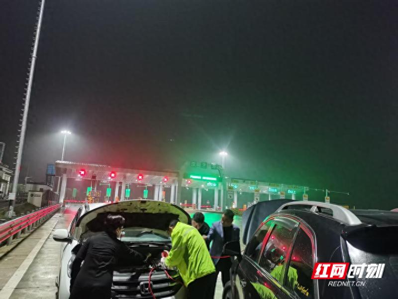 高速救援_湖南高速汉寿收费站救助行动_雨夜高速故障救助服务