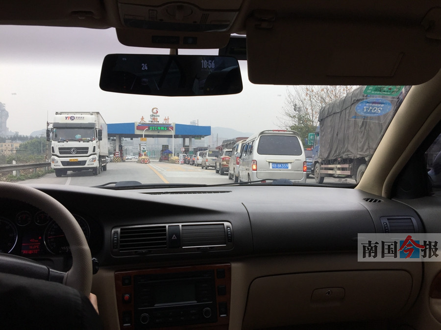 高速收费口人工车道排长队，ETC车道没人走